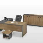 Geniş yüzeyli modern ofis personel masası.