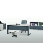 Çoklu kullanım için tasarlanmış geniş ofis personel masası.