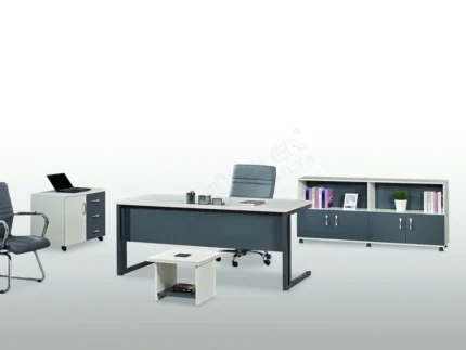 Çoklu kullanım için tasarlanmış geniş ofis personel masası.