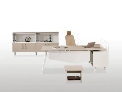 Renkli tasarımlı modern ofis personel masası.