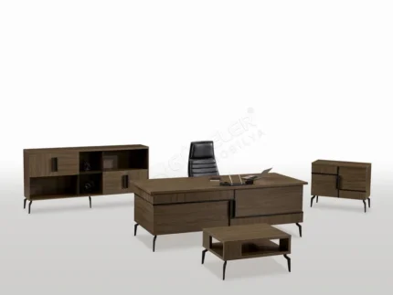 İnce çizgili modern yönetici masa takımı.