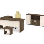 Toplantılar için geniş ofis masası.