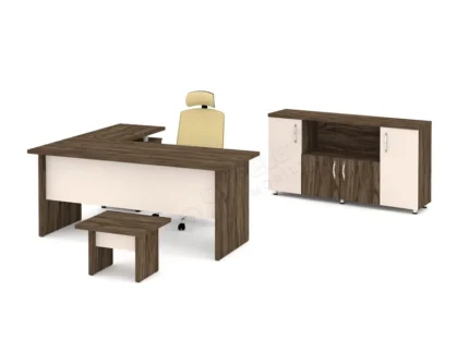 Toplantılar için geniş ofis masası.