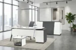 Ahşap ve metal uyumlu ofis masası.